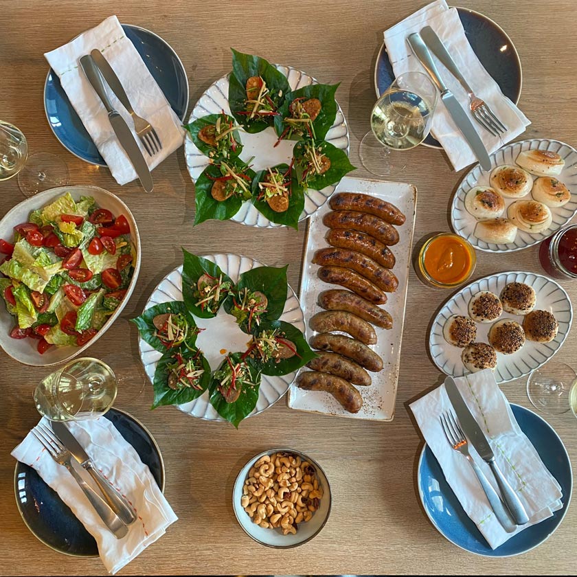 GrillBillBao: Grillbox mit Erdnuss- und Larb-Würsten