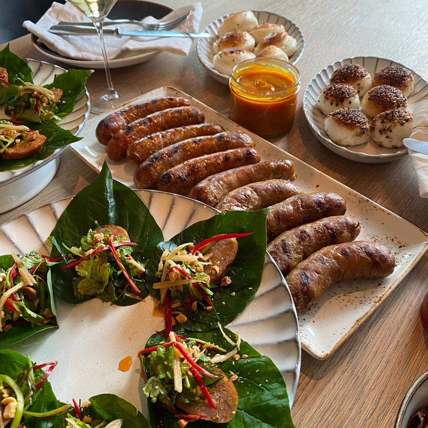 GrillBillBao: Grillbox mit Erdnuss- und Larb-Würsten