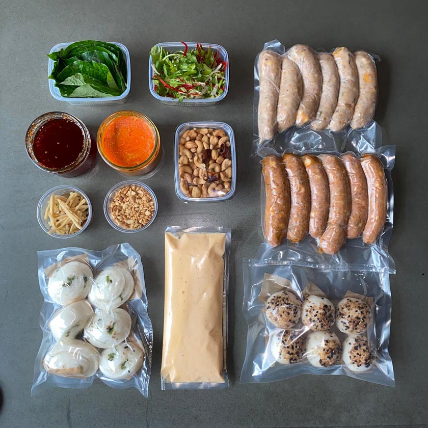 GrillBillBao: Grillbox mit Erdnuss- und Larb-Würsten